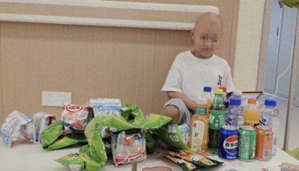 安信 9岁患癌男童病房开“小卖部”  医护暖心捧场