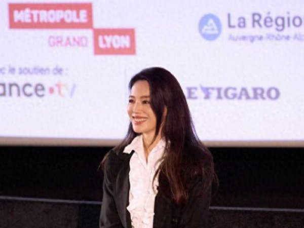 创赢策略 49岁舒淇现身电影节，穿黑色风衣有气场，生图下苹果肌鼓起显憔悴